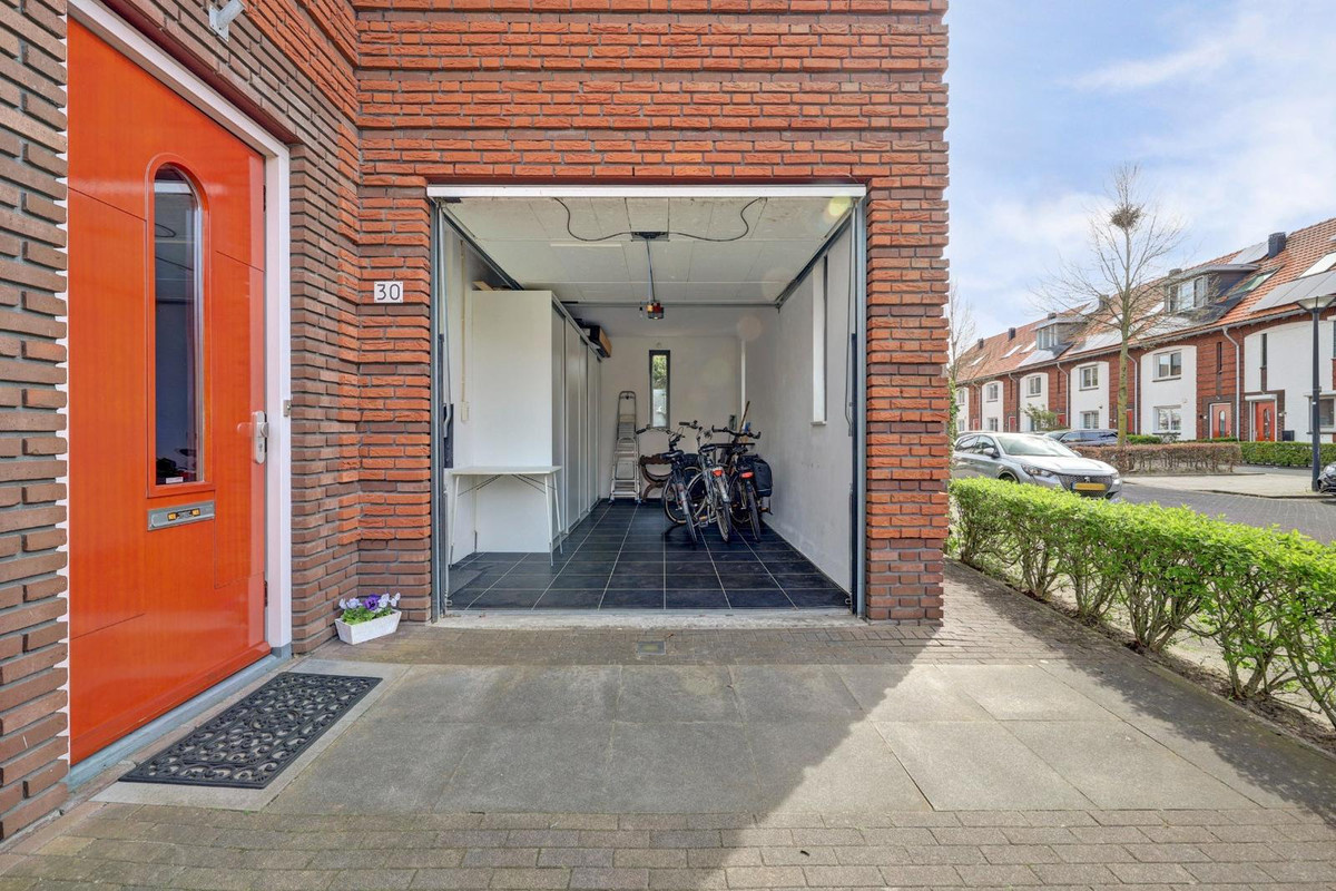 Twee-onder-één-kap te koop: Charactostraat 30, Capelle Aan Den Ijssel
