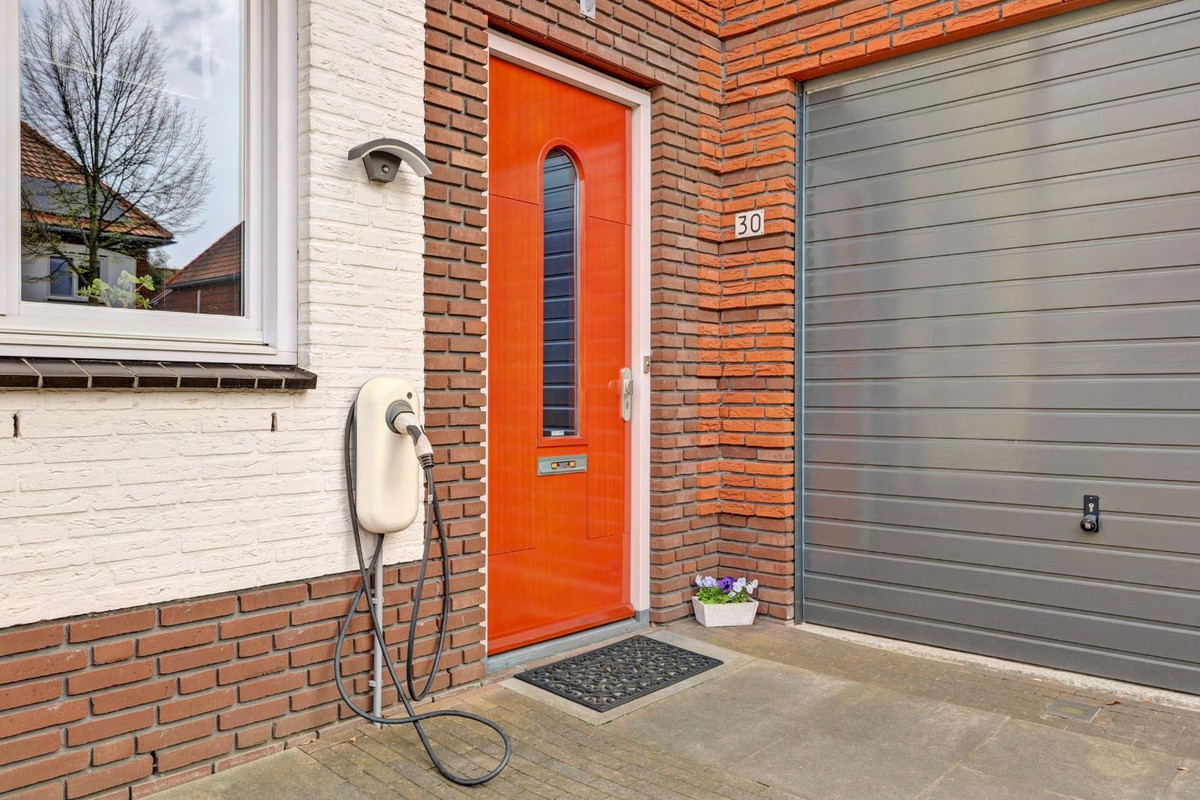 Twee-onder-één-kap te koop: Charactostraat 30, Capelle Aan Den Ijssel