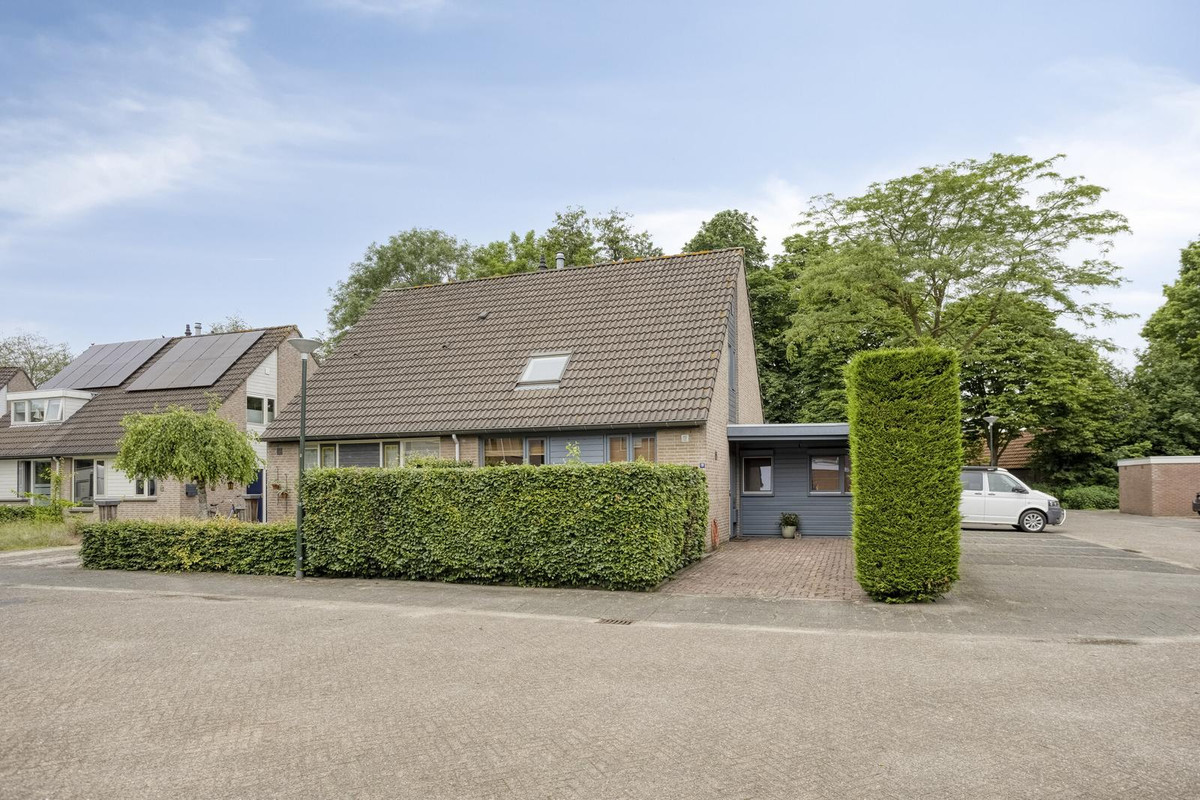 Twee-onder-één-kap te koop: Berliozhof 19, Schijndel