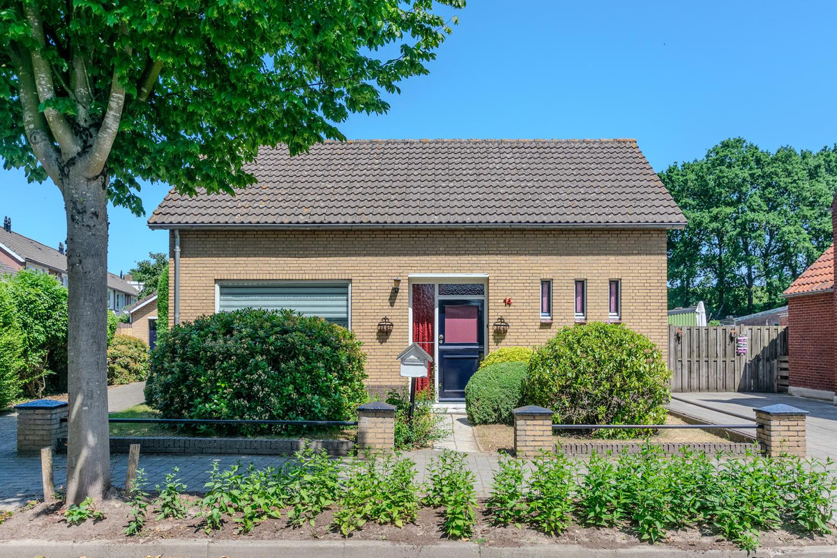Vrijstaande woning te koop: Dorpsstraat 14, Woensdrecht