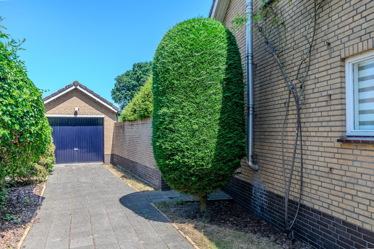 Vrijstaande woning te koop: Dorpsstraat 14, Woensdrecht