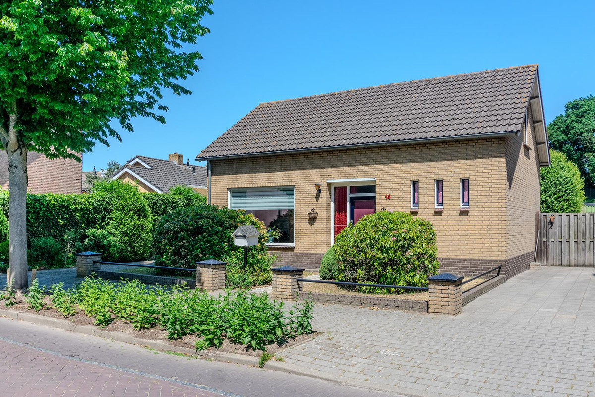 Vrijstaande woning te koop: Dorpsstraat 14, Woensdrecht