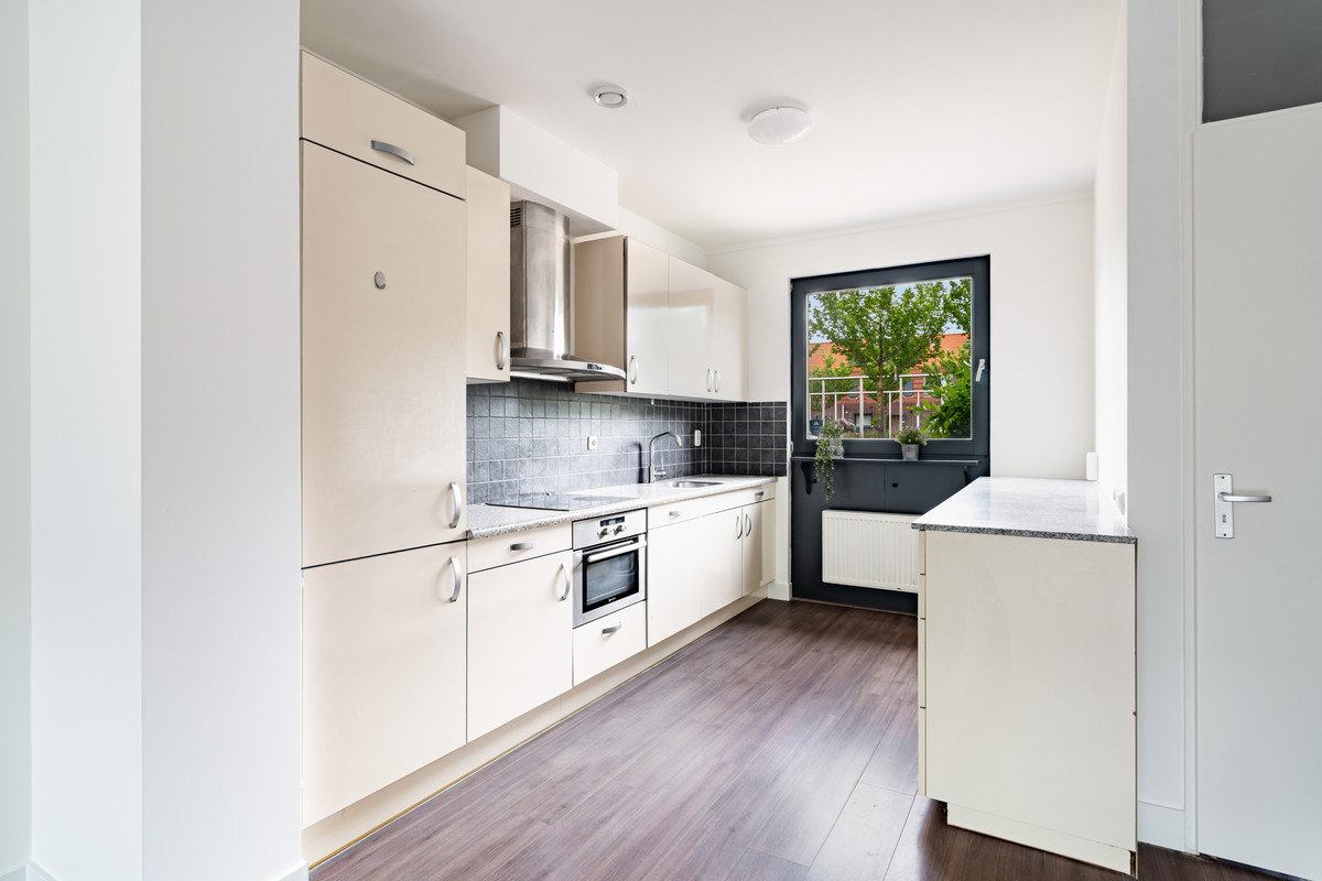 Tussenwoning te koop: Adrianus Van Driellaan 10, 'S-Gravenhage