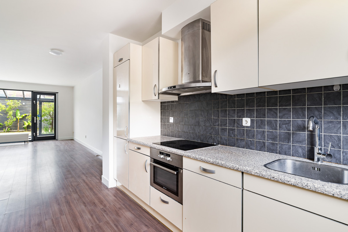Tussenwoning te koop: Adrianus Van Driellaan 10, 'S-Gravenhage
