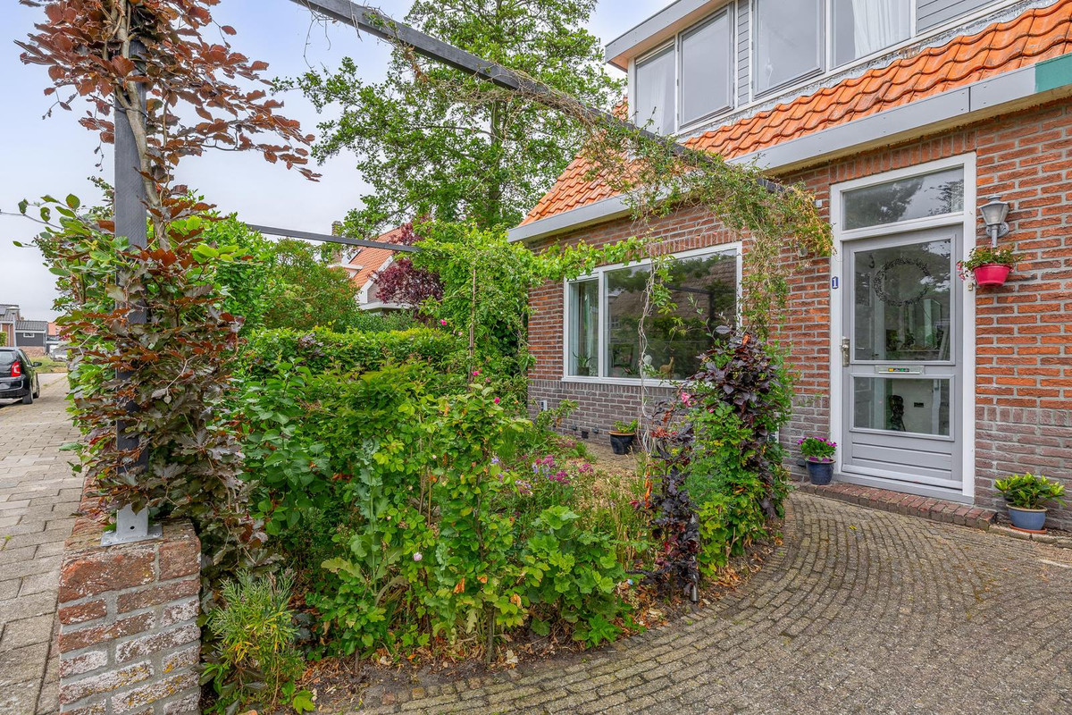 Twee-onder-één-kap te koop: Klaverstraat 1, Julianadorp