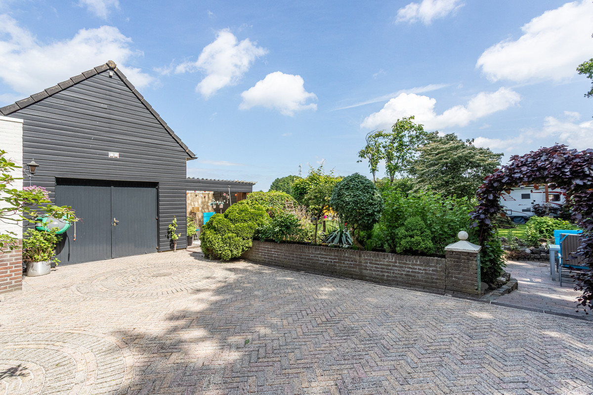 Twee-onder-één-kap te koop: Heiweg 2, Herpen