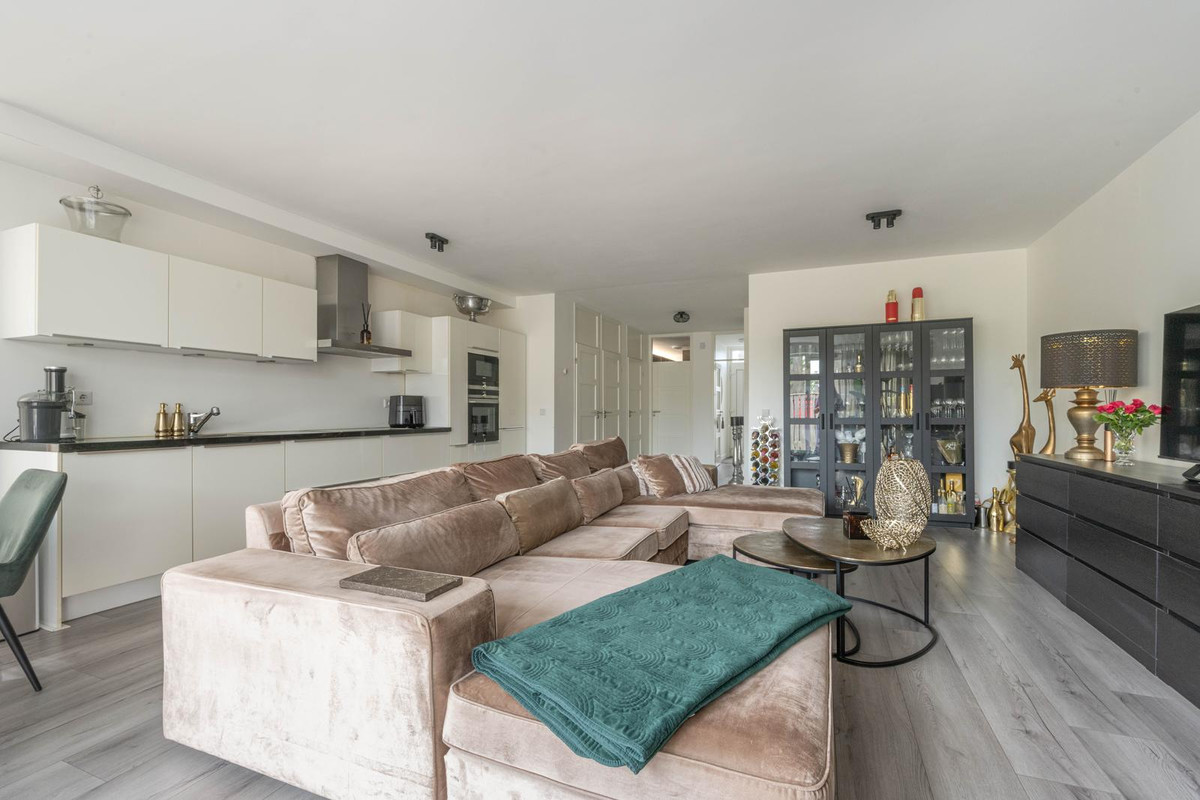 Appartement te koop: Hoge Weije 90, Hoogvliet Rotterdam