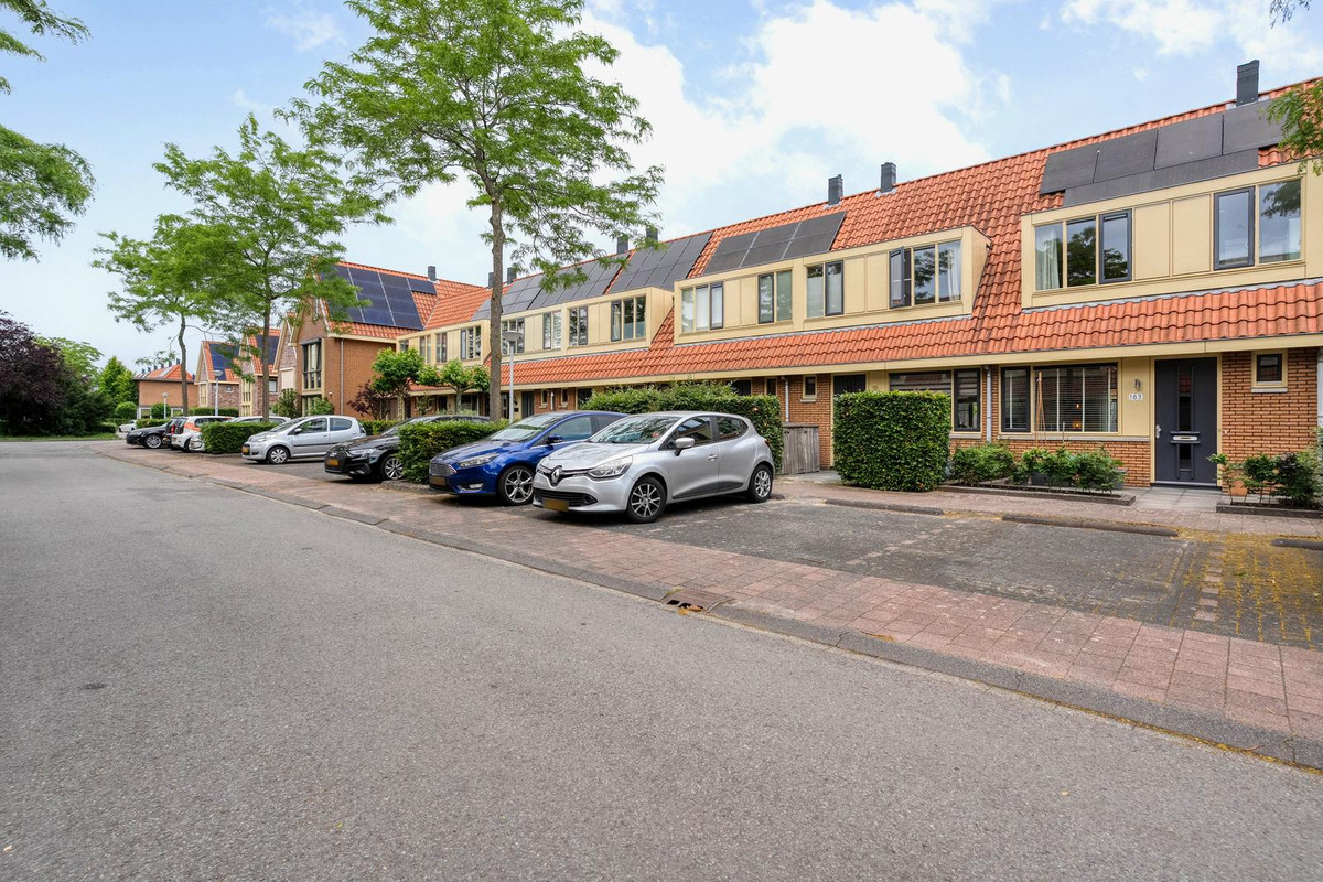 Tussenwoning te koop: Tiendschuurstraat 183, Zwolle