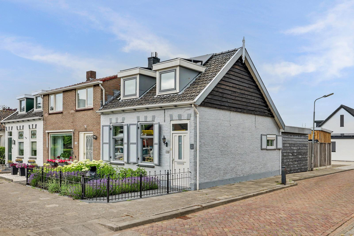 Hoekwoning te koop: Dorpsstraat 116, Krabbendijke