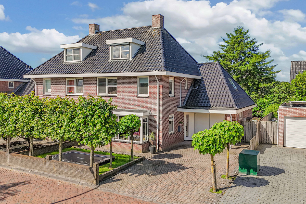Twee-onder-één-kap te koop: Fleminghage 10, Emmeloord