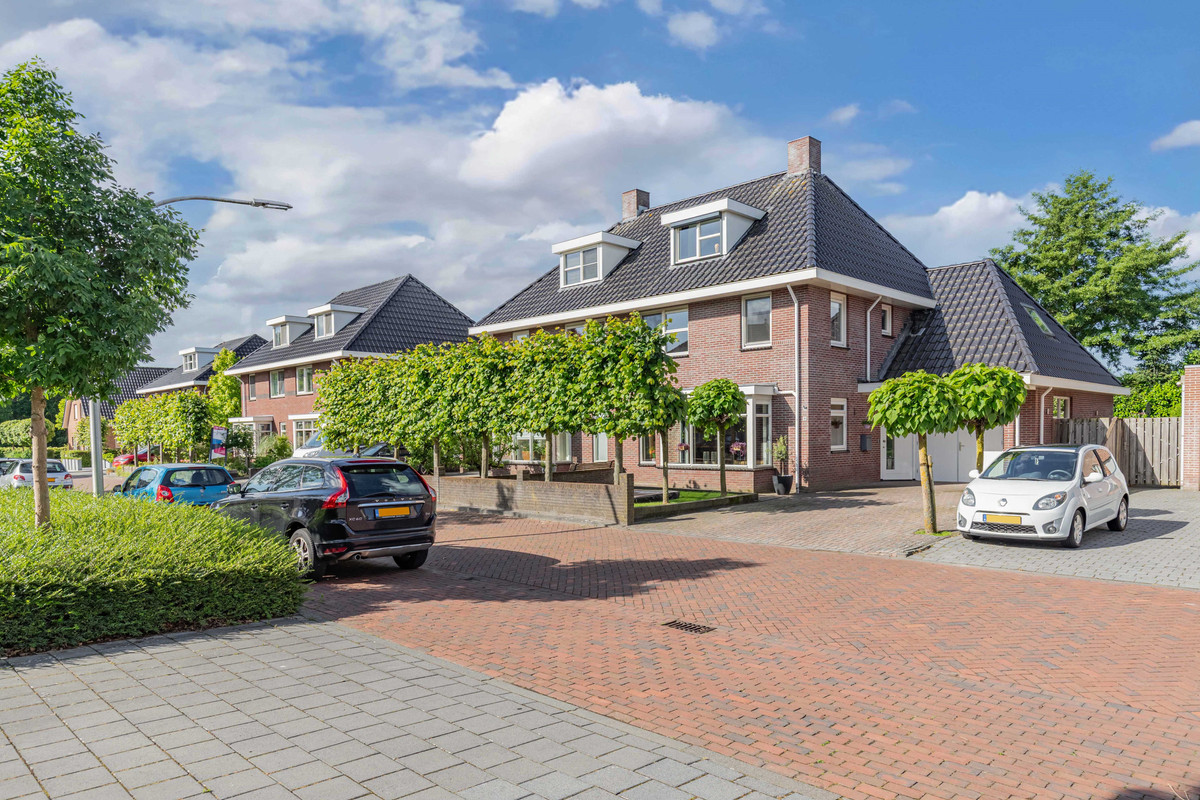 Twee-onder-één-kap te koop: Fleminghage 10, Emmeloord