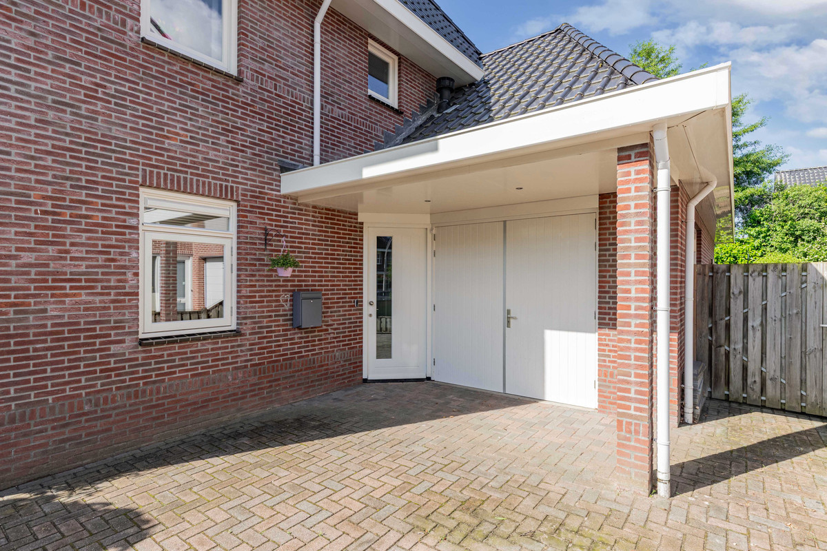 Twee-onder-één-kap te koop: Fleminghage 10, Emmeloord