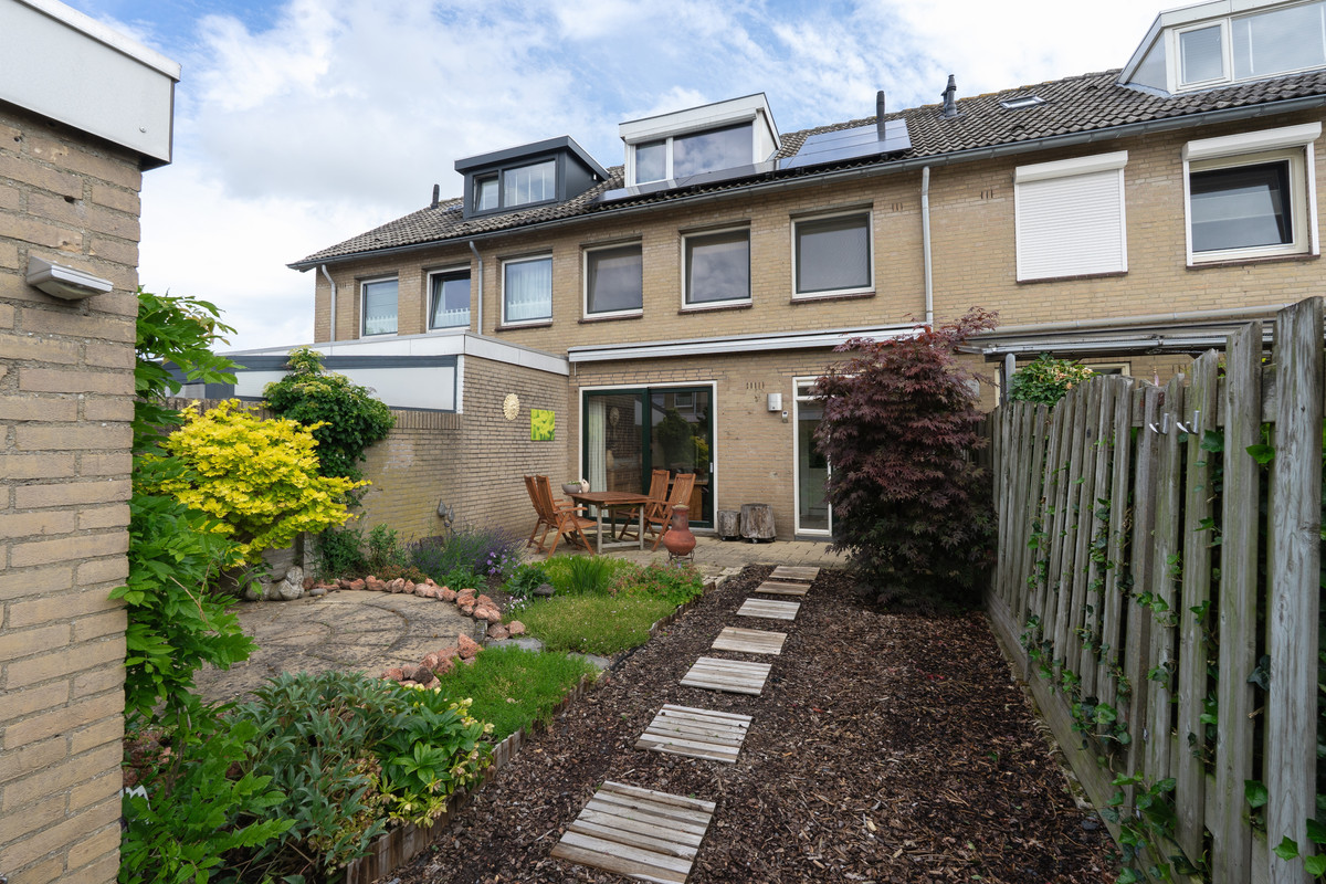 Tussenwoning te koop: Iepenlaan 14, Bemmel
