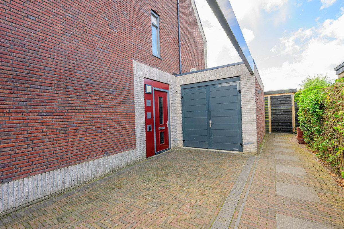 Twee-onder-één-kap te koop: Nachtegaalstraat 93, Heerhugowaard
