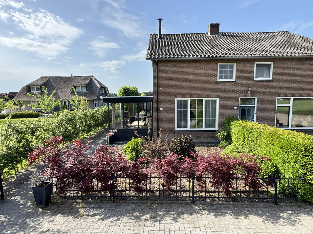 Twee-onder-één-kap te koop: Eerbeekseweg 132, Loenen