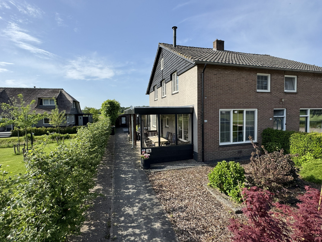 Twee-onder-één-kap te koop: Eerbeekseweg 132, Loenen