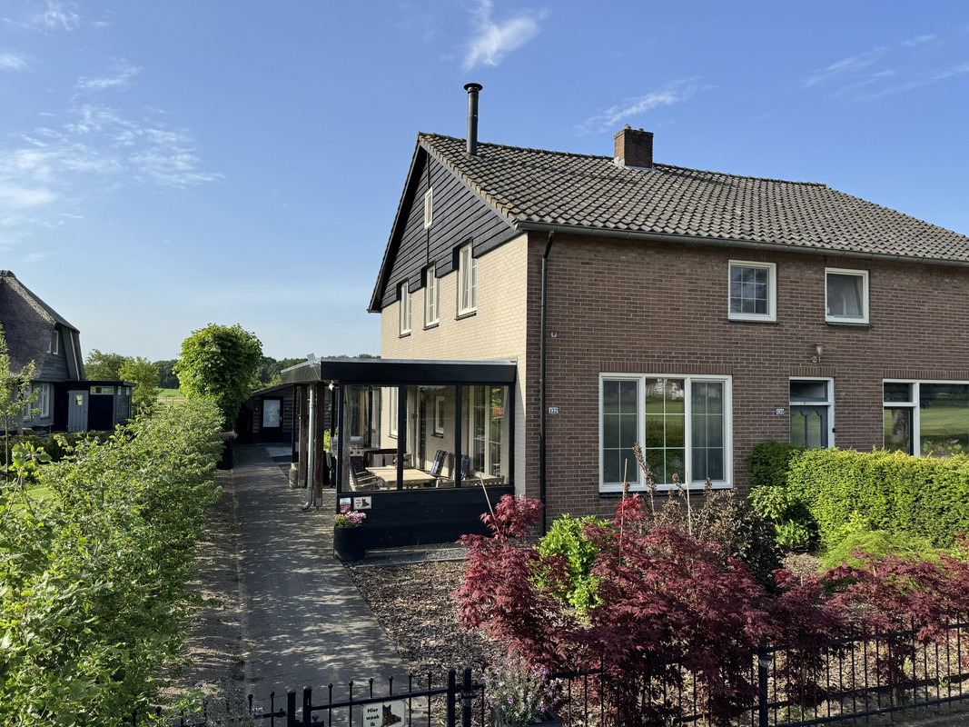 Twee-onder-één-kap te koop: Eerbeekseweg 132, Loenen