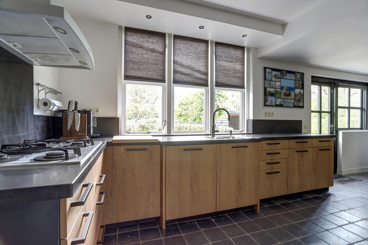 Vrijstaande woning te koop: Dorpsstraat 75, Krabbendijke