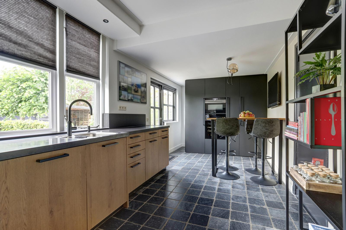 Vrijstaande woning te koop: Dorpsstraat 75, Krabbendijke
