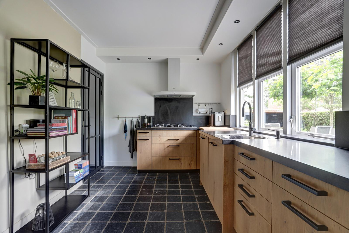 Vrijstaande woning te koop: Dorpsstraat 75, Krabbendijke