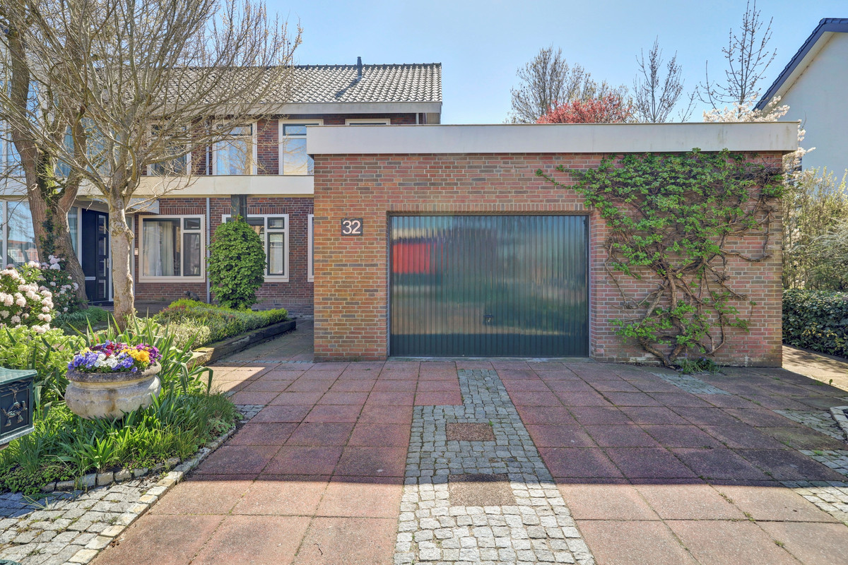 Twee-onder-één-kap te koop: Dijkstraat 32, Roelofarendsveen