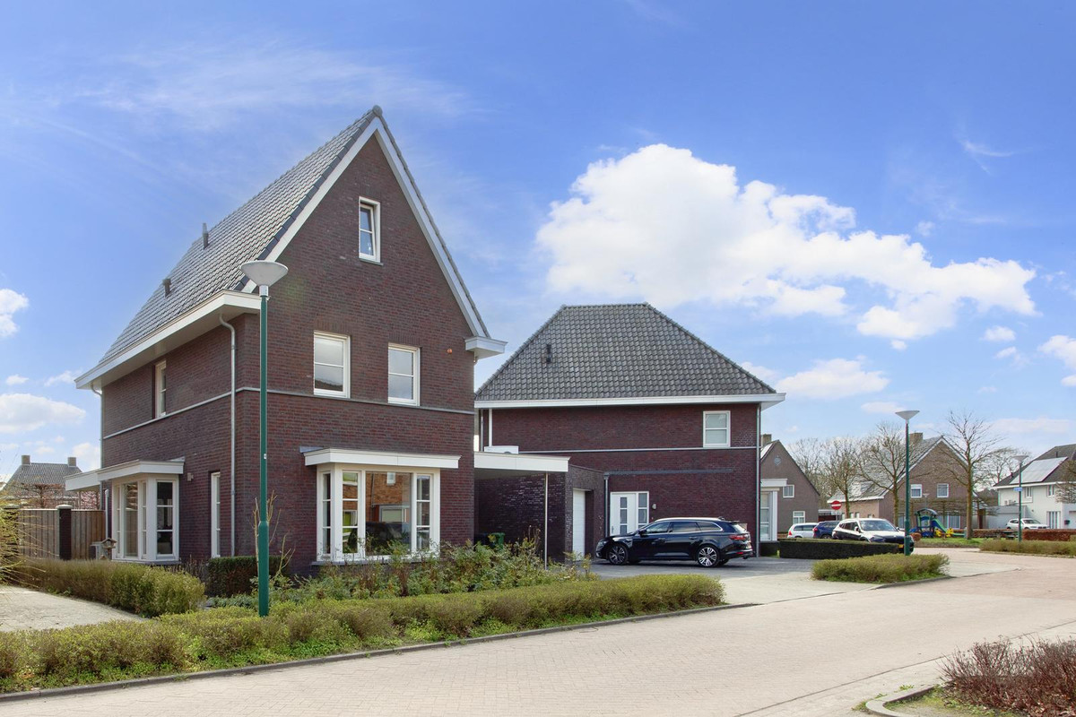 Twee-onder-één-kap te koop: De Hoef 4, Bergeijk