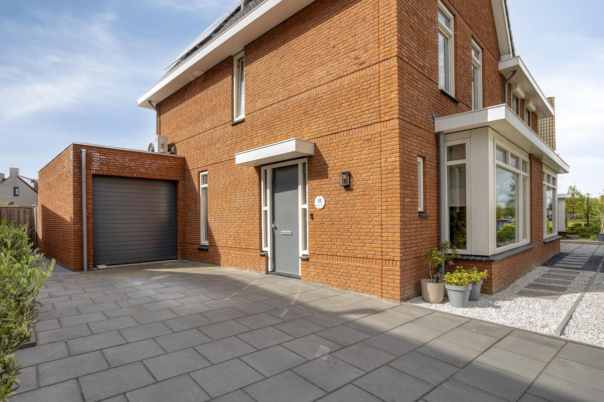 Twee-onder-één-kap te koop: Kraanvogel 18, Terneuzen