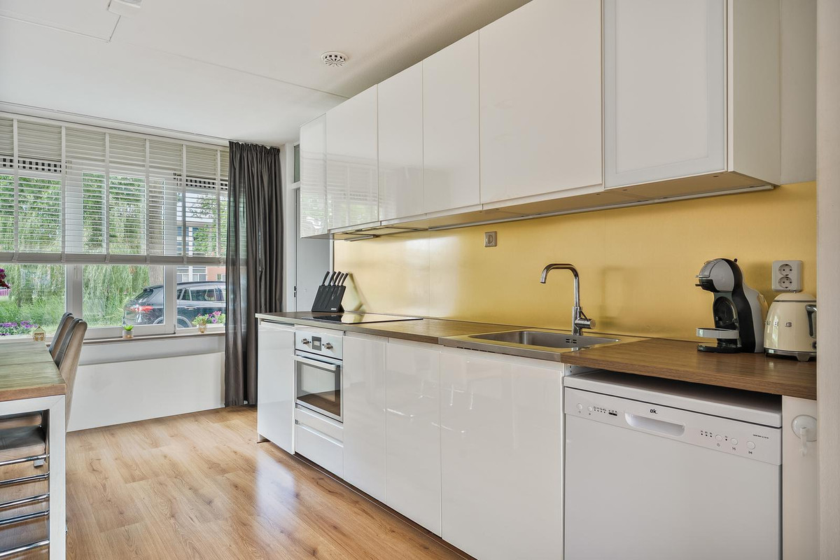 Tussenwoning te koop: Nieuwe Wetering 127, Hoogvliet Rotterdam