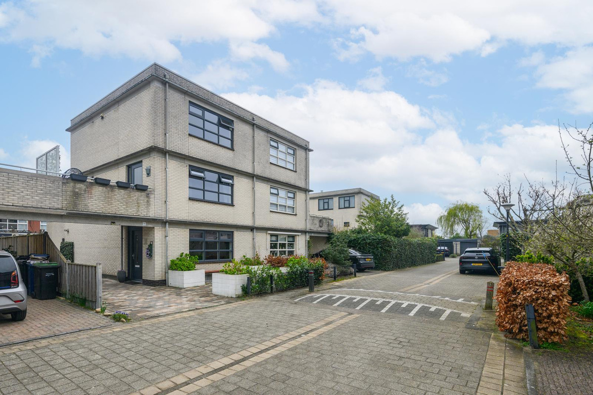 Twee-onder-één-kap te koop: Galjoenstraat 13, Almere