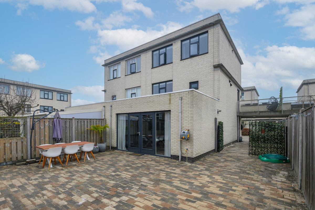 Twee-onder-één-kap te koop: Galjoenstraat 13, Almere