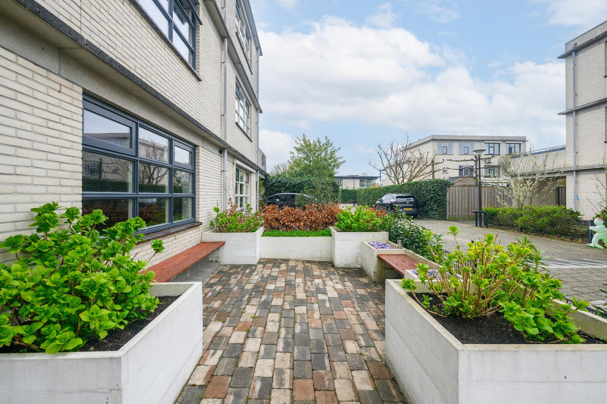Twee-onder-één-kap te koop: Galjoenstraat 13, Almere