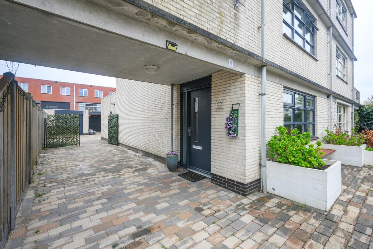 Twee-onder-één-kap te koop: Galjoenstraat 13, Almere
