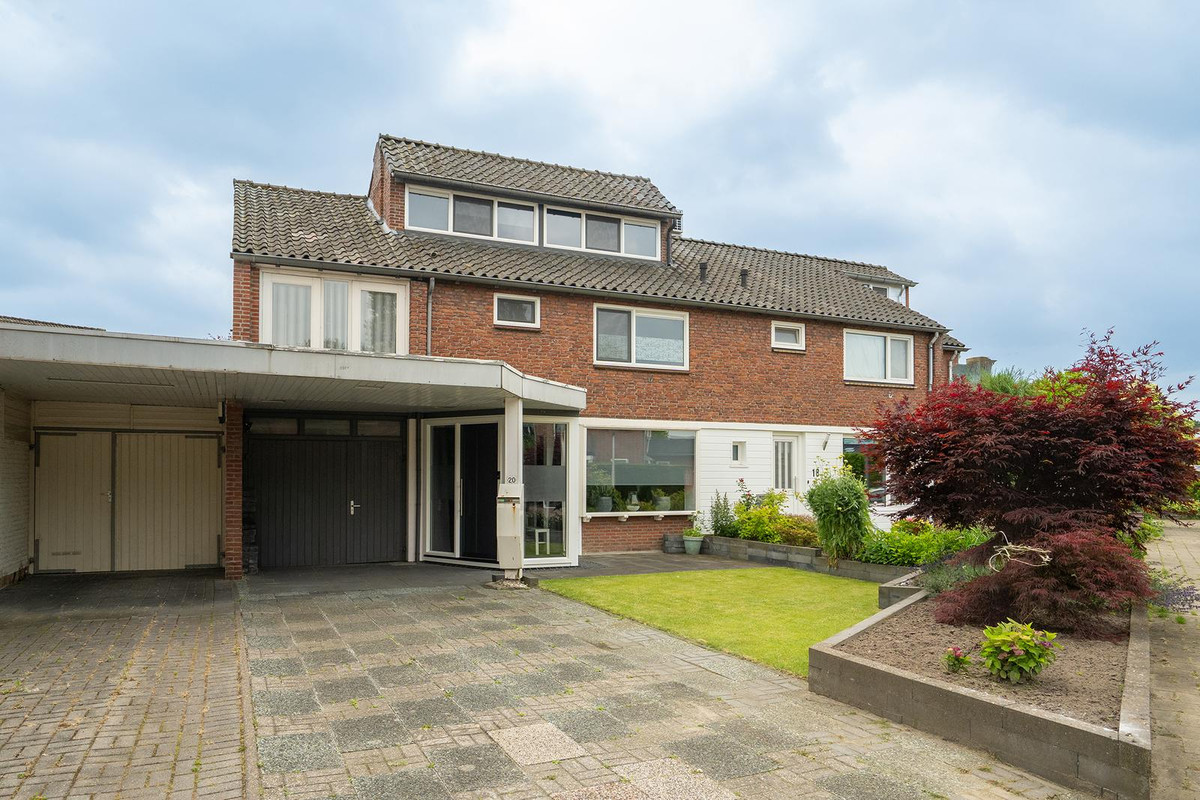 Twee-onder-één-kap te koop: Roombeekstraat 20, Enschede