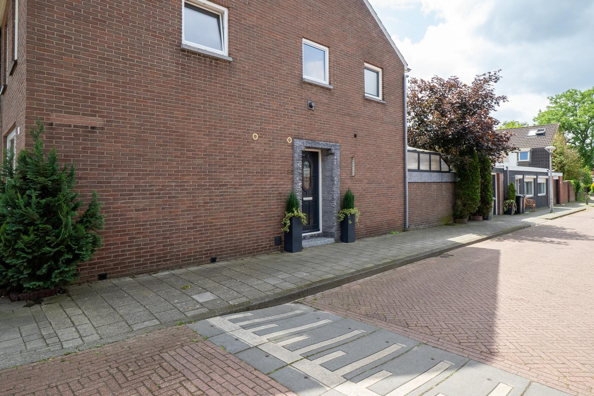 Twee-onder-één-kap te koop: Hoogstraat 82, Enschede