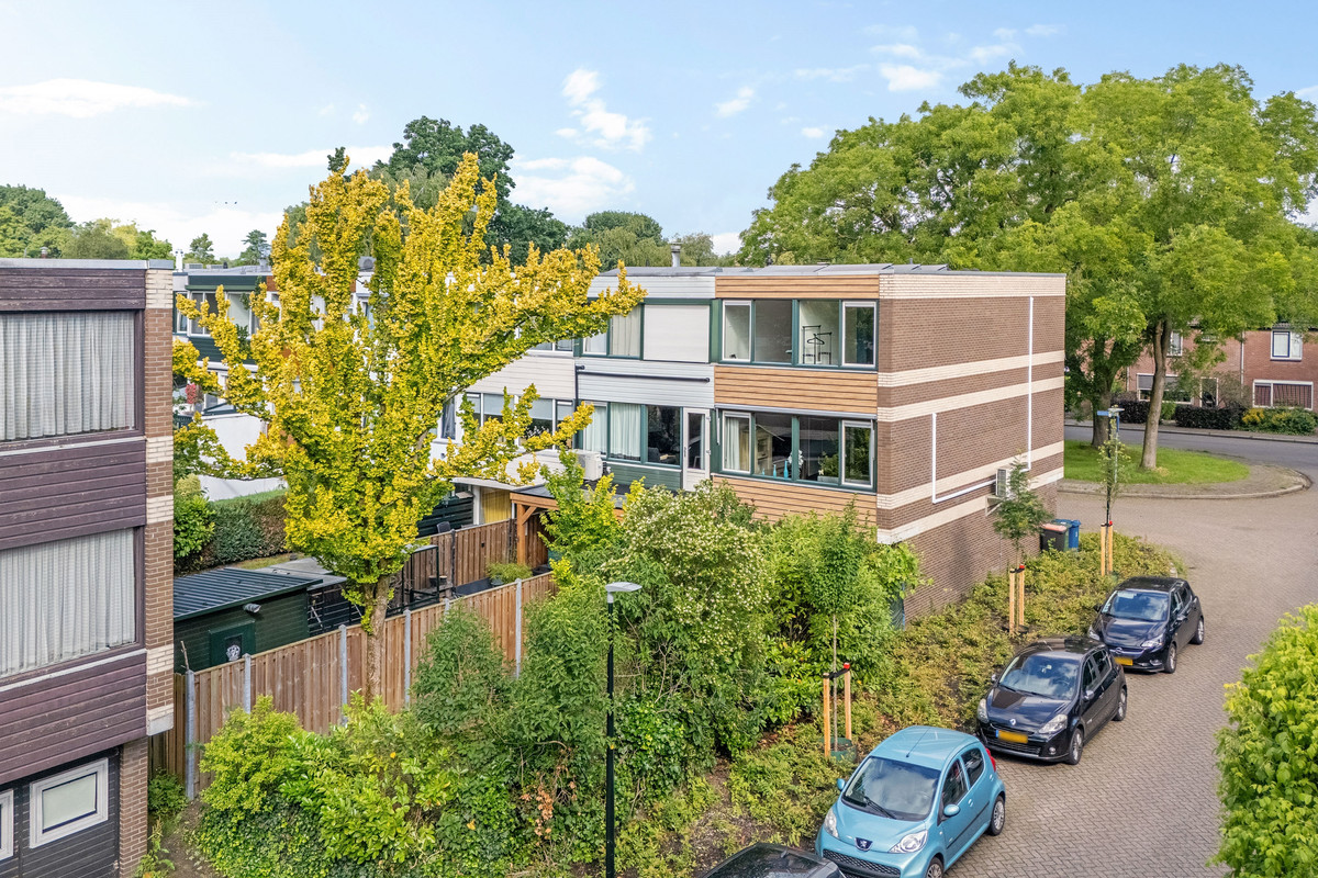 Hoekwoning te koop: Kamillestraat 1, Apeldoorn
