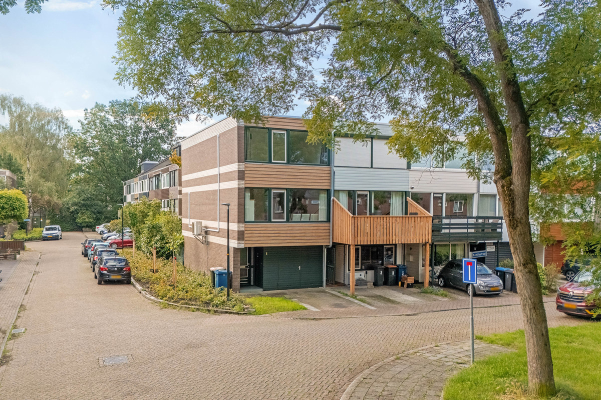 Hoekwoning te koop: Kamillestraat 1, Apeldoorn