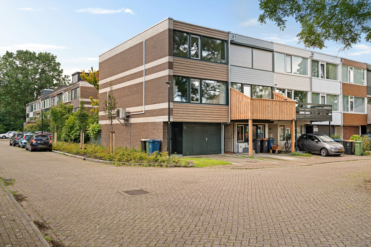 Hoekwoning te koop: Kamillestraat 1, Apeldoorn
