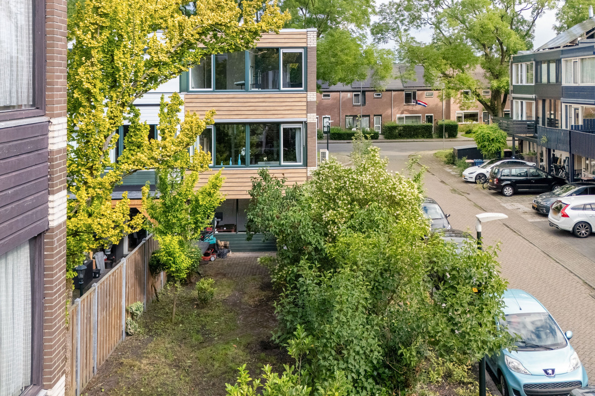 Hoekwoning te koop: Kamillestraat 1, Apeldoorn