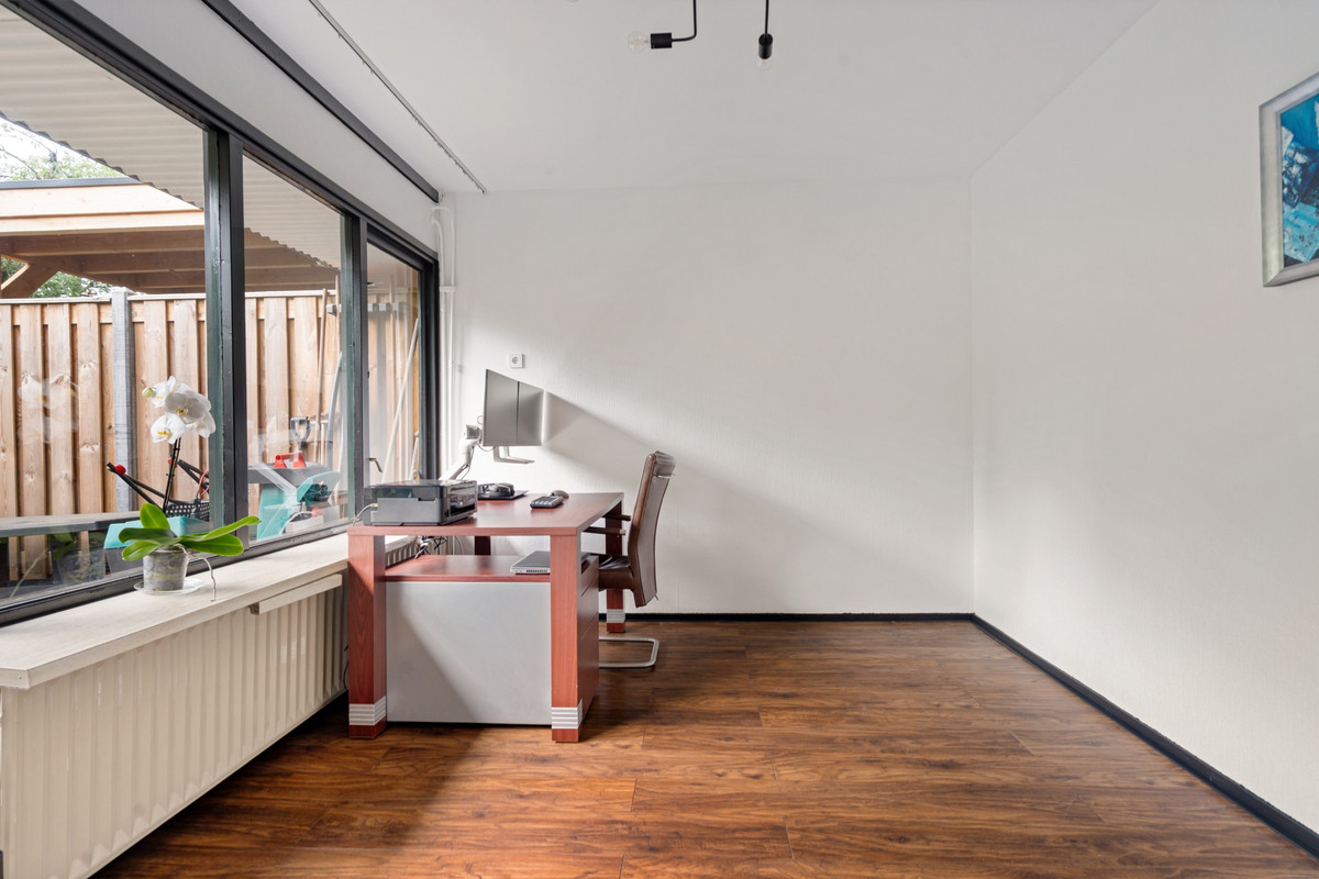 Hoekwoning te koop: Kamillestraat 1, Apeldoorn