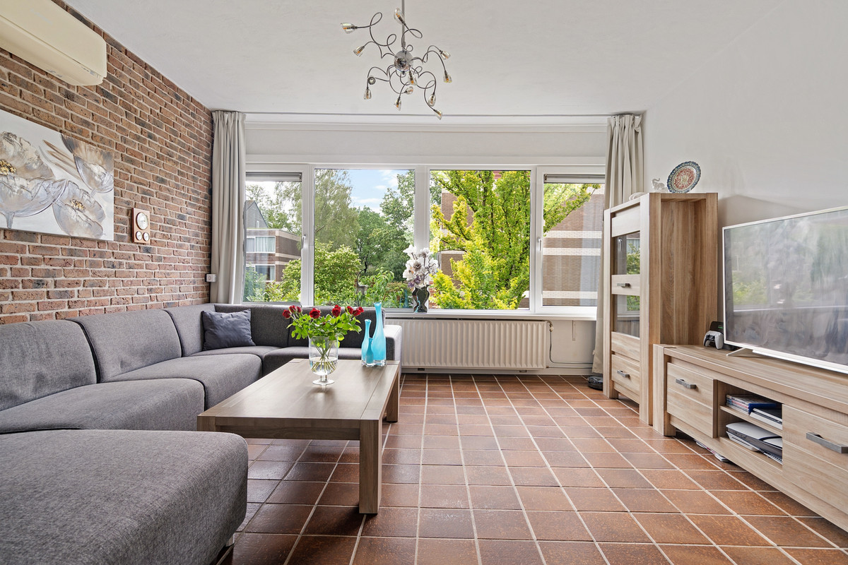 Hoekwoning te koop: Kamillestraat 1, Apeldoorn