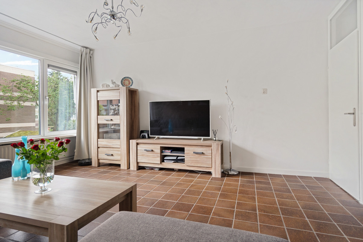 Hoekwoning te koop: Kamillestraat 1, Apeldoorn