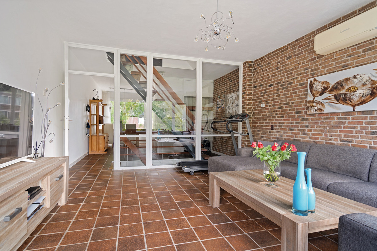 Hoekwoning te koop: Kamillestraat 1, Apeldoorn