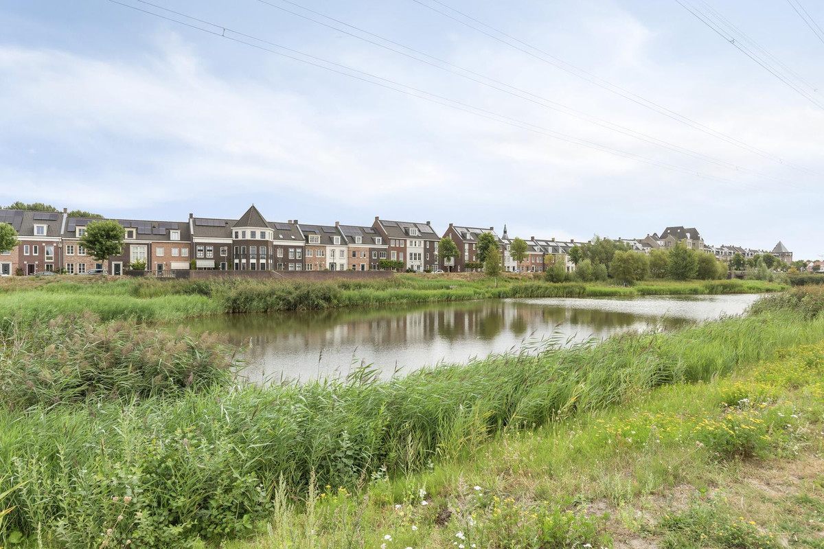 Tussenwoning te koop: Schrijvershoeve 8, Helmond