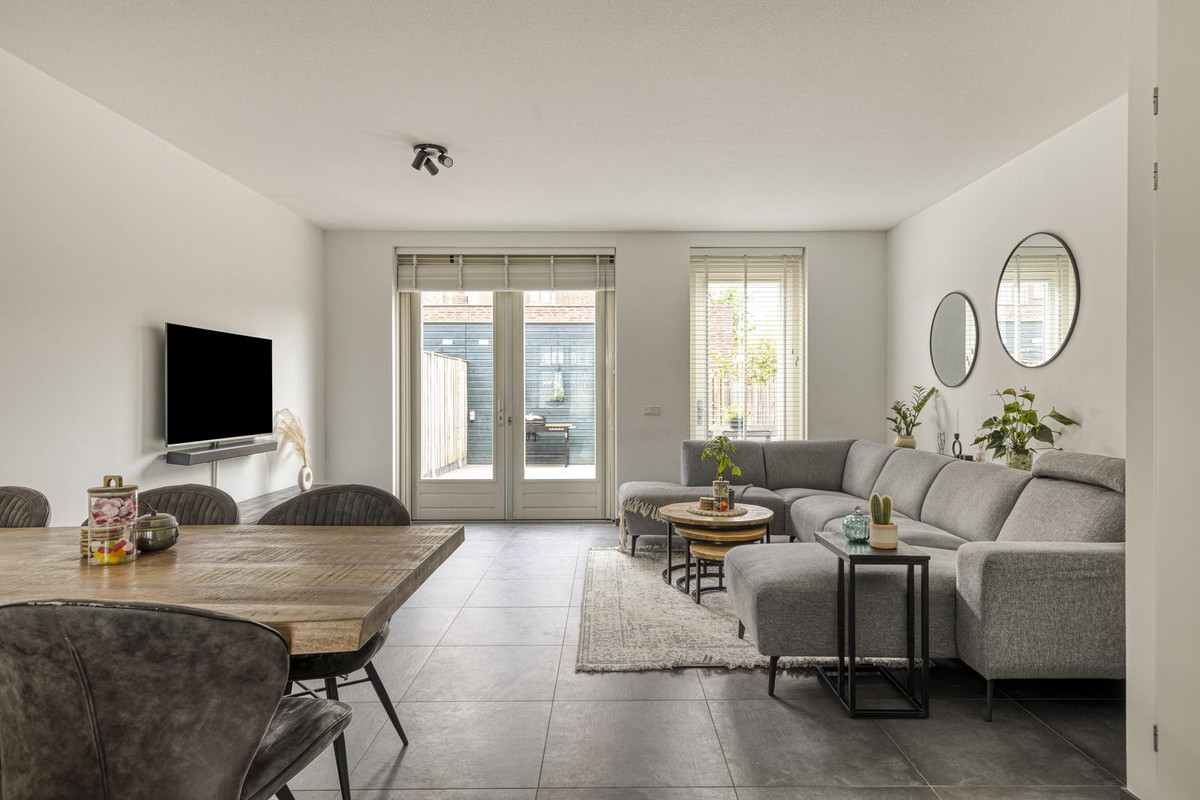 Tussenwoning te koop: Schrijvershoeve 8, Helmond