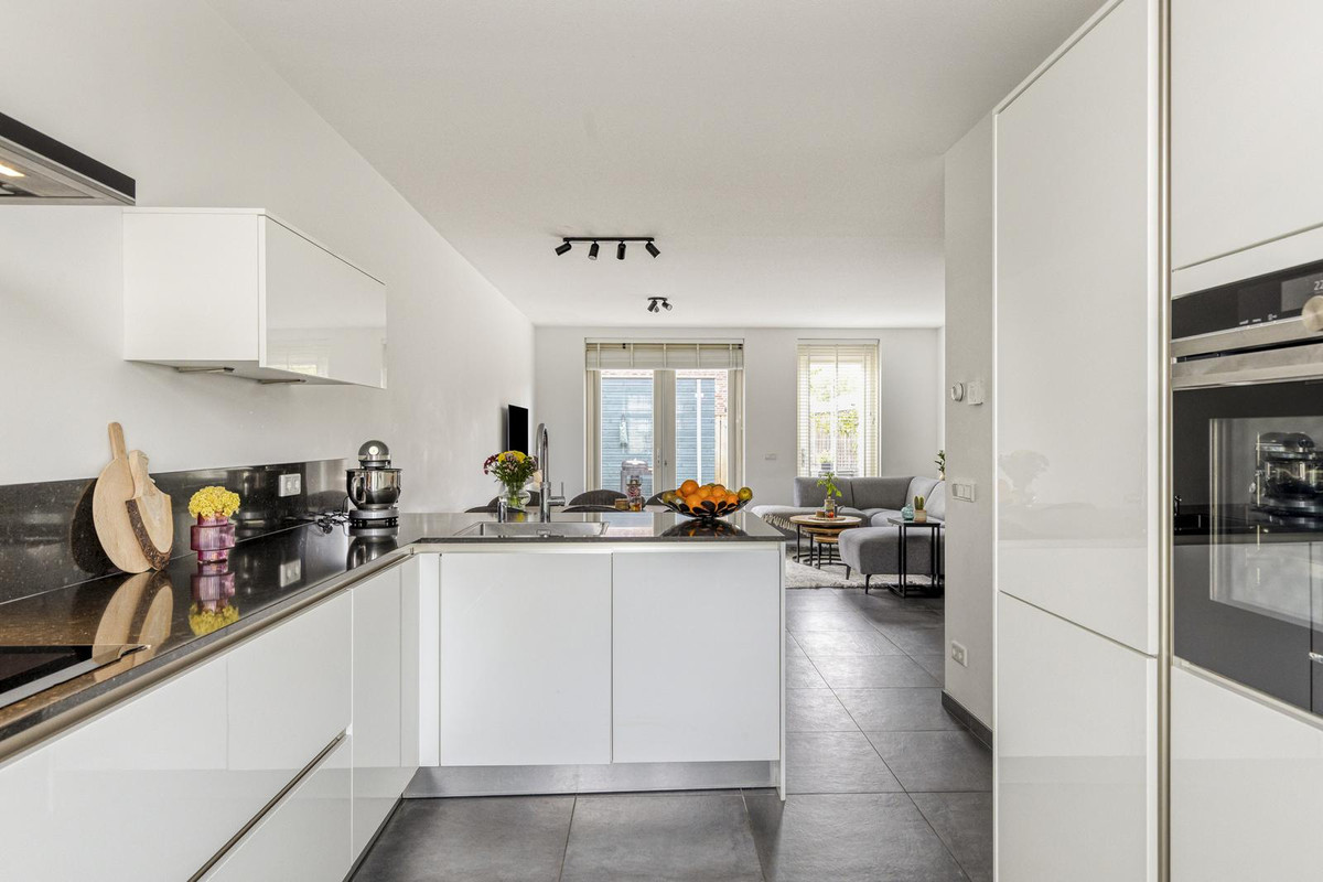 Tussenwoning te koop: Schrijvershoeve 8, Helmond