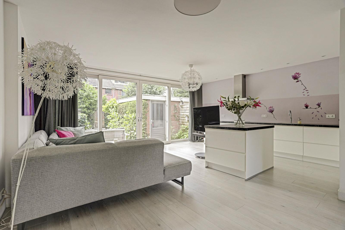 Tussenwoning te koop: Van der Helmstraat 421, Rotterdam