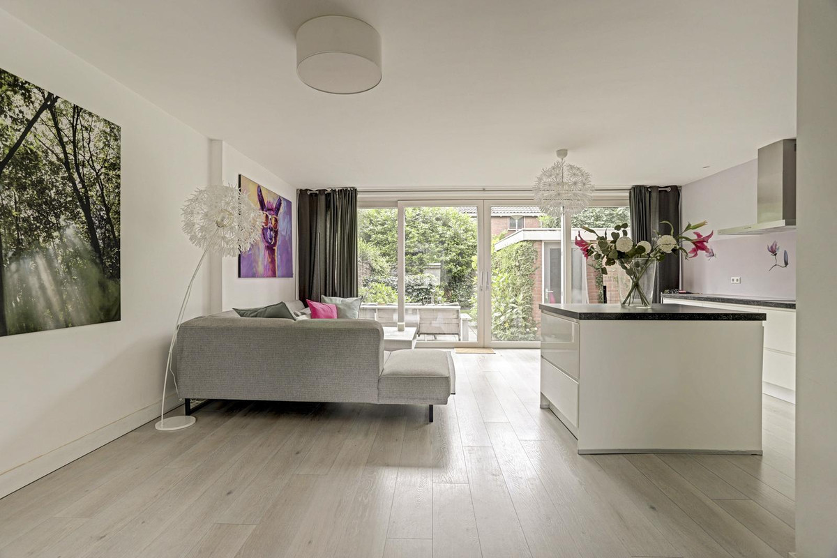Tussenwoning te koop: Van der Helmstraat 421, Rotterdam