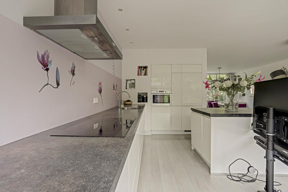 Tussenwoning te koop: Van der Helmstraat 421, Rotterdam