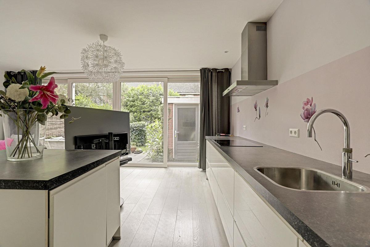 Tussenwoning te koop: Van der Helmstraat 421, Rotterdam