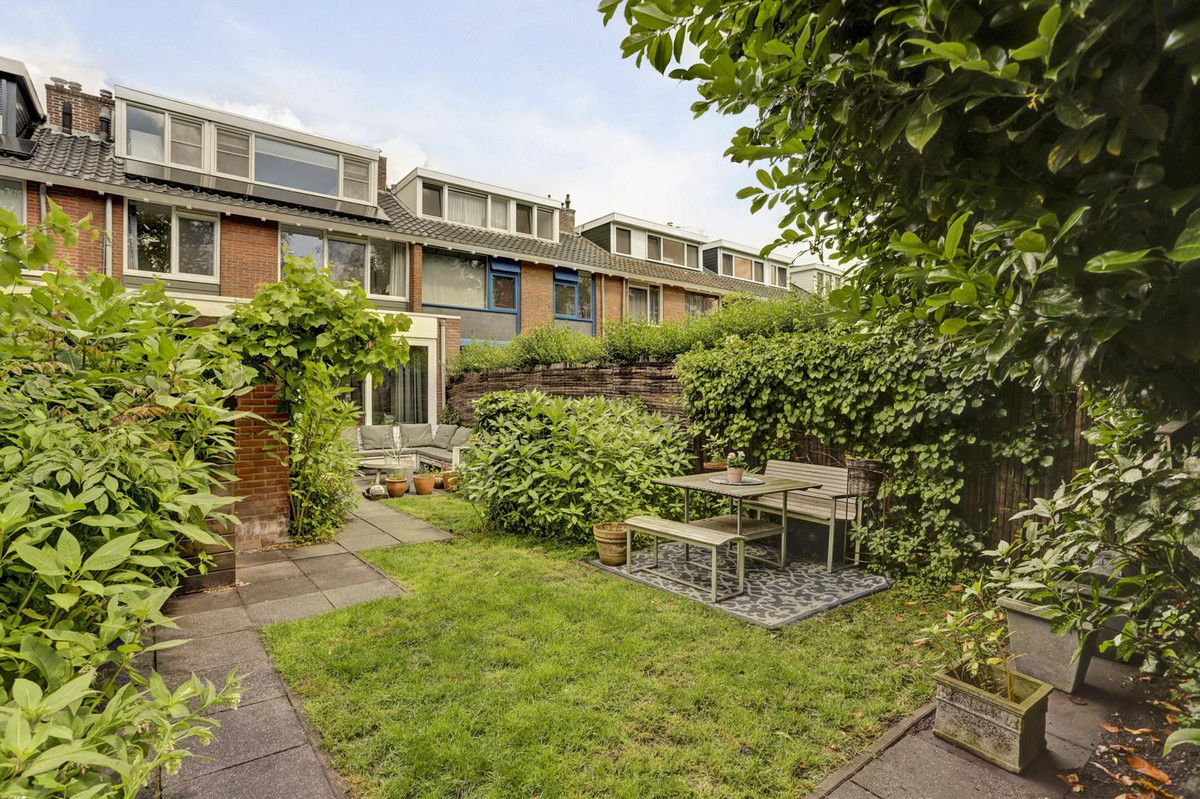 Tussenwoning te koop: Van der Helmstraat 421, Rotterdam